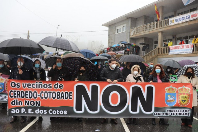 O alcalde de Cerdedo-Cotobade (Pontevedra), Jorge Cubela, encabeza unha protesta contra o proxecto eólico de Vos Cotos.