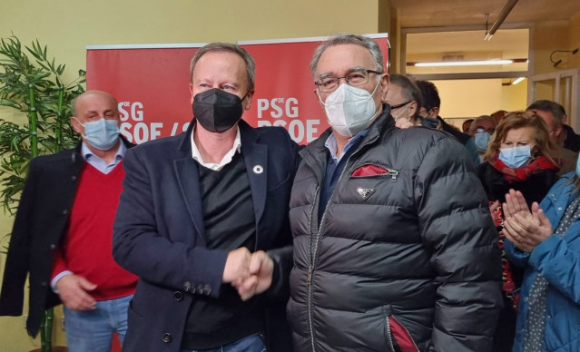 O secretario provincial do PSdeG-PSOE de Ourense, Rafael Rodríguez Villarino, e o candidato ás primarias e alcalde do Barco de Valdeorras, Alfredo García.
