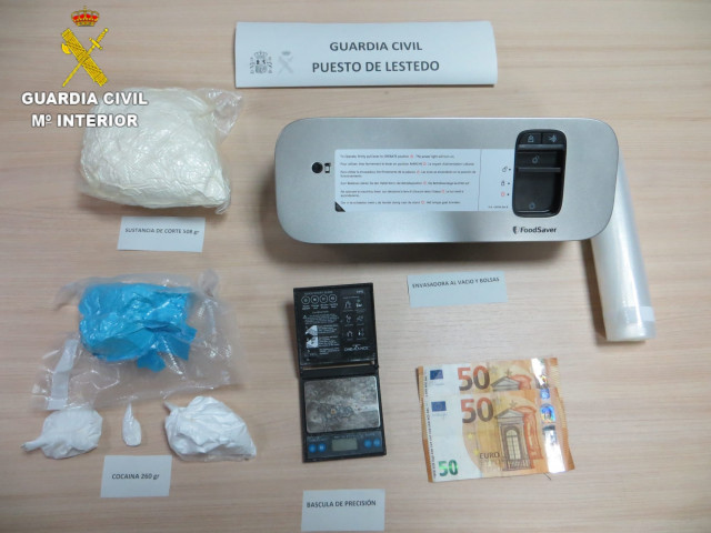 Efectos intervidos a un veciño de Vedrqa (A Coruña) detido pola Garda Civil con cocaína.