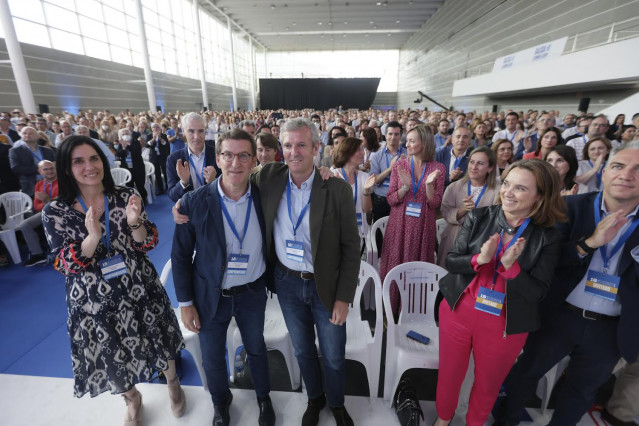 O presidente do PP nacional, Alberto Núñez Feijóo, e o presidente da Xunta de Galicia, Alfonso Rueda, abrázanse durante clausúraa do 18º Congreso Autonómico do PPdeG, no recinto feiral, ao 21 de maio de 2022, en Pontevedra, Galicia (España).
