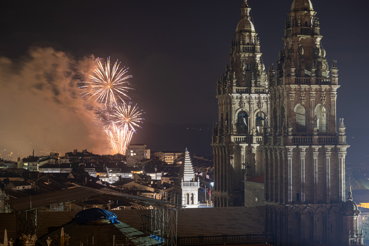 Archivo - Fuegos del Apostol lanzados por la celebración del Día de Galicia a 24 de julio de 2021, en Santiago de Compostela, A Coruña (Galicia).