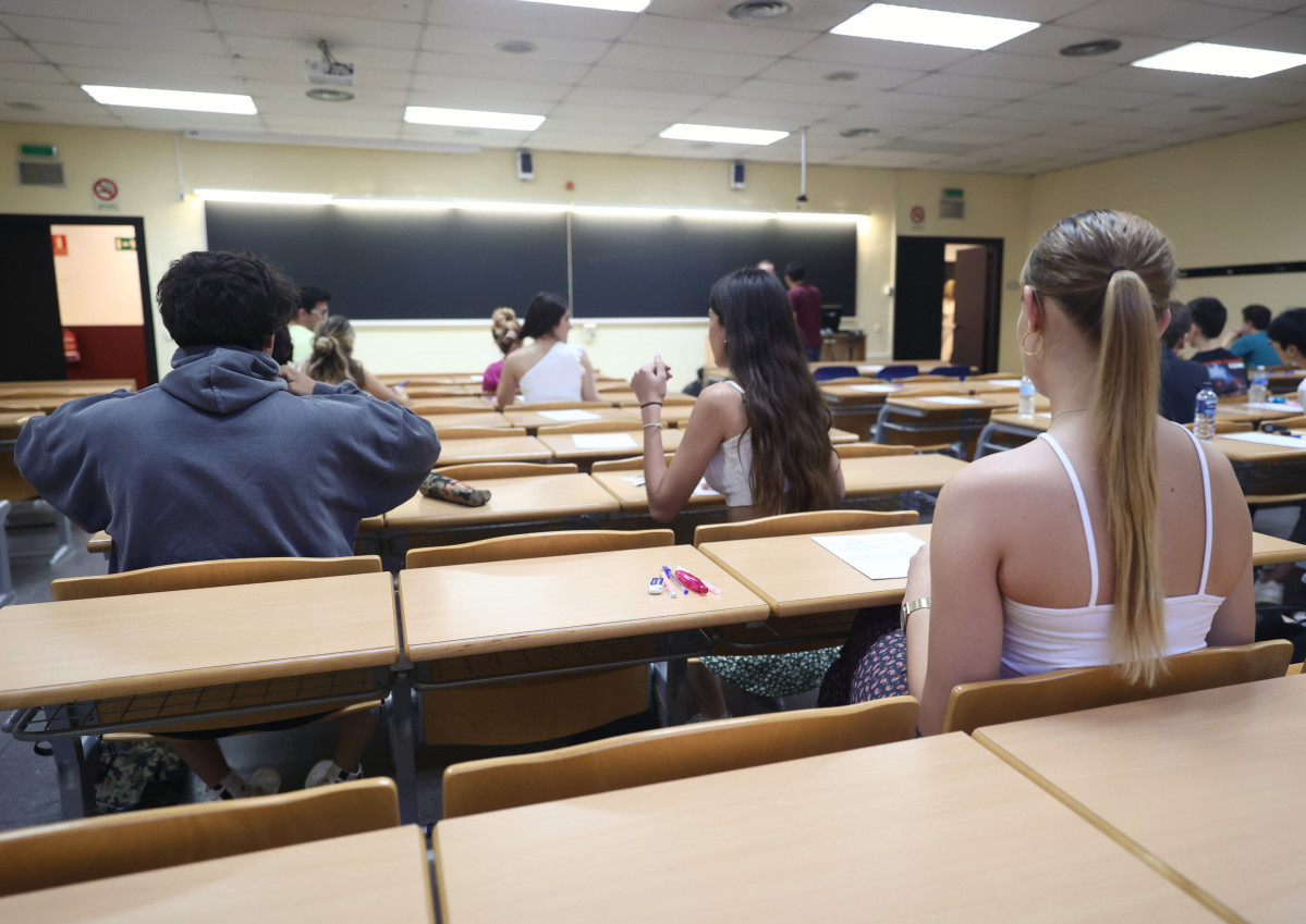 Varios estudantes nunha aula da Facultade de Matemáticas, antes de comezar un dos exames da convocatoria extraordinaria da Avaliación para o Acceso á Universidade (EvAU), na Ou