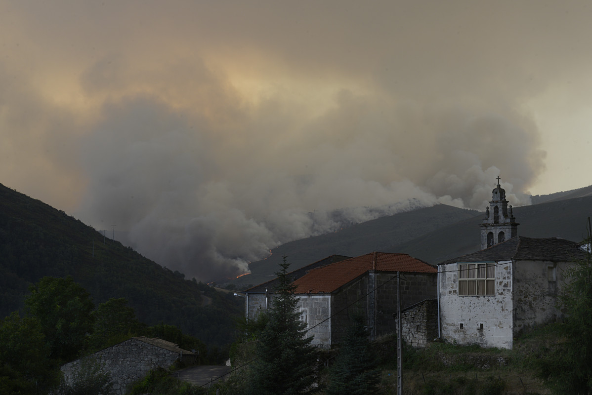 Vista das chamas do incendio, ao 10 de agosto de 2022, en Laza, Ourense, Galicia (España).