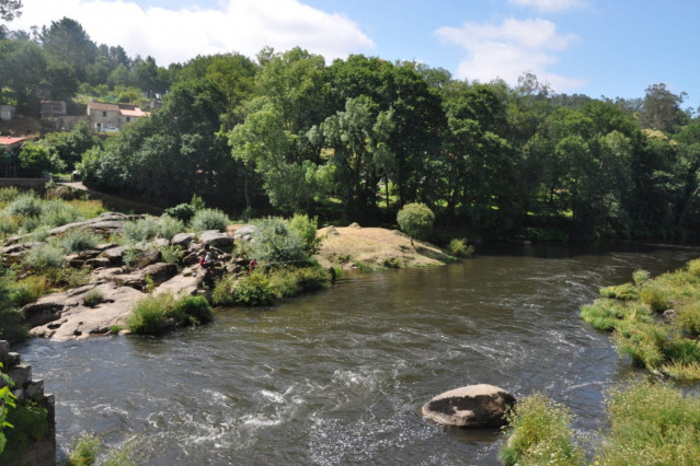 Caudal do Río Tambre ao seu paso por Ponte Maceira, en Negrerira