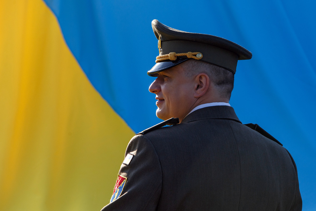 Un soldado participa no du00eda da bandeira de Ucraína este 23 de agosto de 2022 na praza Bohdana Khmelnytskoho nunha foto de Ukrinform dpa