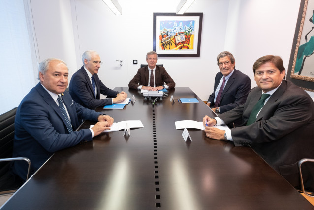 Ou presidente dá Xunta, Alfonso Rueda, acompañado polo vicepresidente primeiro e conselleiro de Economía, Industria e Innovación, Francisco Conde, reunir con representantes Grupo Indukern.