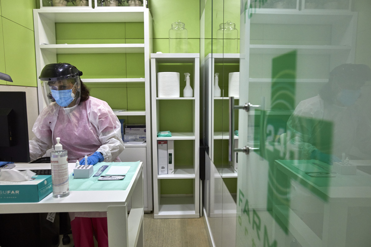 Arquivo - Unha farmacéutica prepara un test de antígenos na Farmacia As Xemelgas en Madrid (España), ao 11 de febreiro de 2021. O pasado mércores 3 de febreiro, Saúde Pública comezou a mandar S