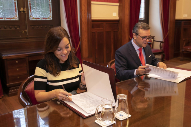 La alcaldesa de A Coruña, Inés Rey, y el presidente de Gadisa, Roberto Tojeiro, firman un convenio de colaboración