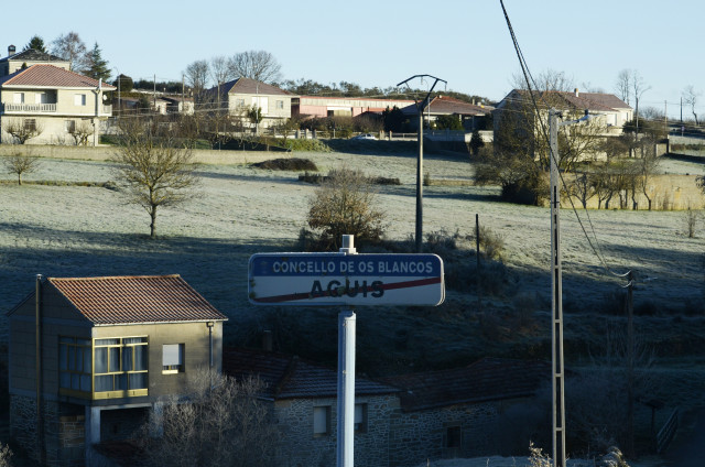 Poble de Loureses des d'Aguís al concello d'Os Blancos, a 24 de gener de 2023, a Ourense, Galícia (Espanya). Ourense ha clarejat avui amb temperatures sota zero a gairebé tota la província, especialment en alguns punts en què s'ha arribat als