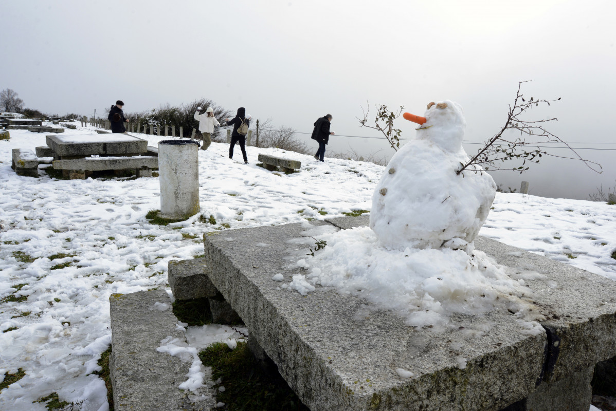 Varias personas juegan en la nieve en el Alto do Rodicio, a 25 de febrero de 2023, en Maceda, Allariz-Maceda, Ourense, Galicia.