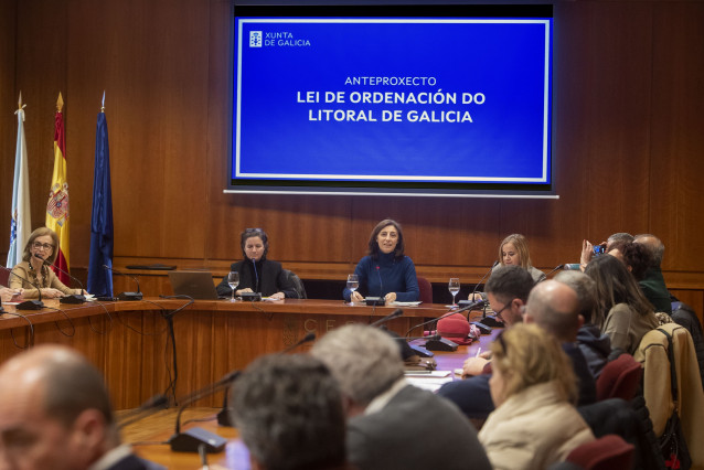 La conselleira de Medio Ambiente, Territorio e Vivenda, Ángeles Vázquez, preside la reunión del Consello galego de medio ambiente e desenvolvemento sostible para presentar la nueva ley de ordenación del litoral.