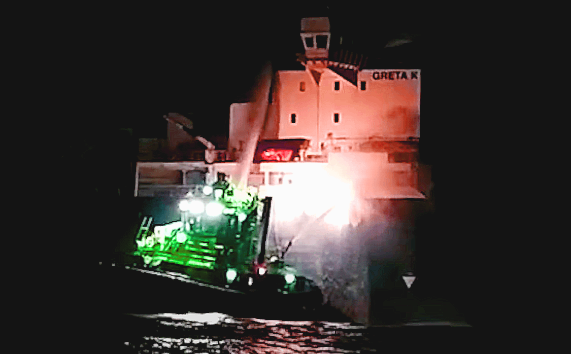 El petrolero Greta K ardiendo y siendo enfriado por un remolcador en la noche del miu00e9rcoles en unas imu00e1genes publicadas por la televisiu00f3n de Portugal Renacencu00e7a