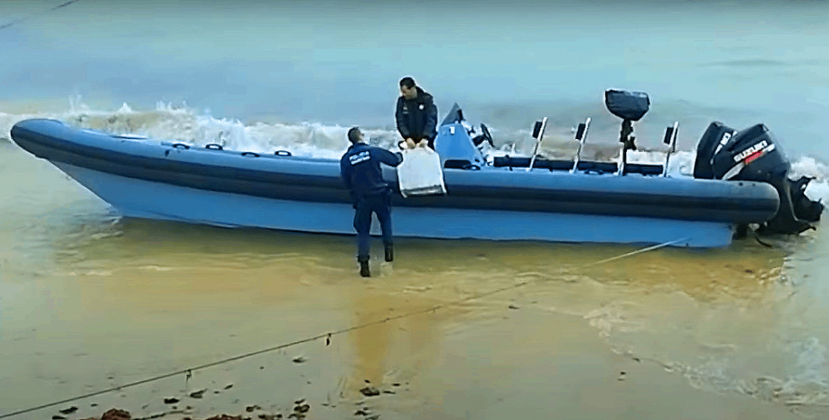 Agentes descargan la cocaína encontrada a bordo de la planeadora barada en Peniche en una imagen del canal de youtube de rtvonlive