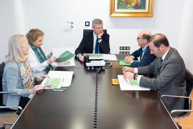El presidente de la Xunta, Alfonso Rueda, se reúne con representantes de la Asociación Española contra el Cáncer