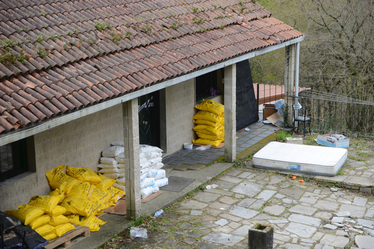 Un conjunto de sacos en la entrada de una vivienda donde se ha encontrado un laboratorio de cocaína, a 22 de marzo de 2023, en San Xurxo de Sacos, Cerdedo-Cotobade, Pontevedra, Galicia (España). Al 