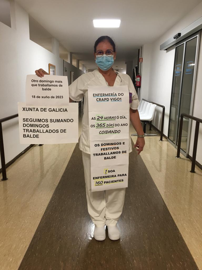 Enfermera protestando por falta de personal en un centro público de Vigo