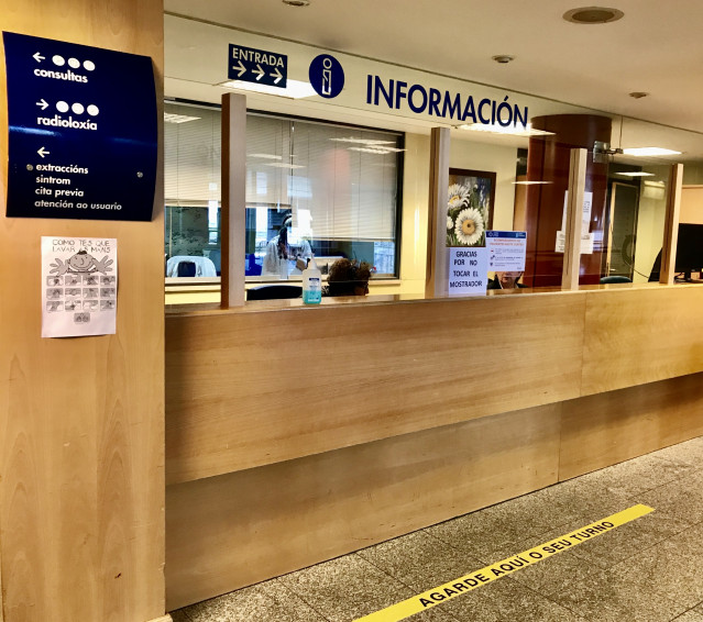 Archivo - Mampara de seguridad instalada en el punto de Información del Hospital Montecelo.
