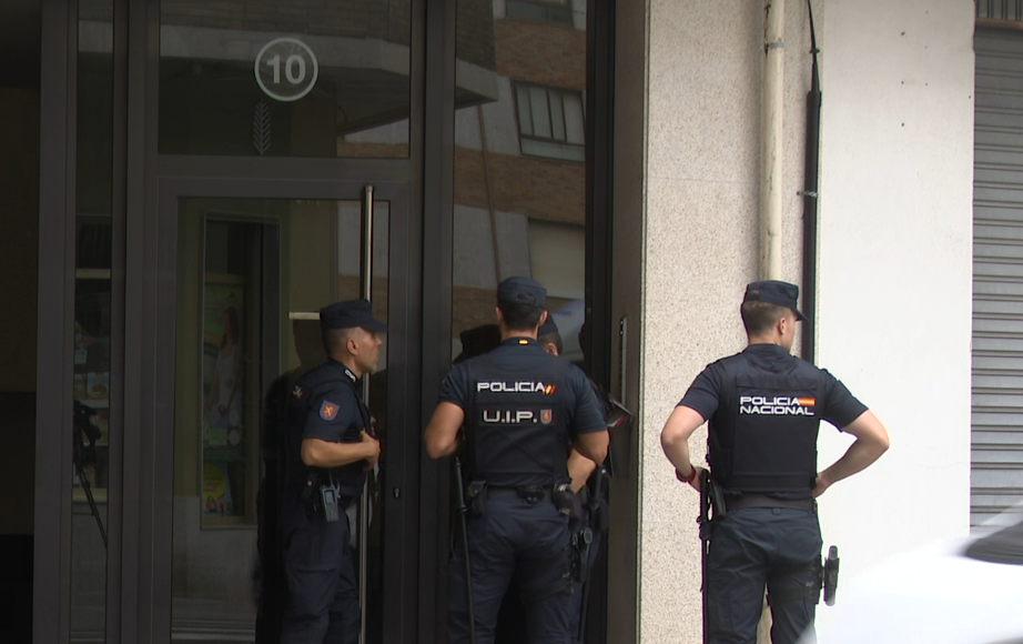 Agentes en la puerta de un edificio en Sanxenxo en una foto de EP