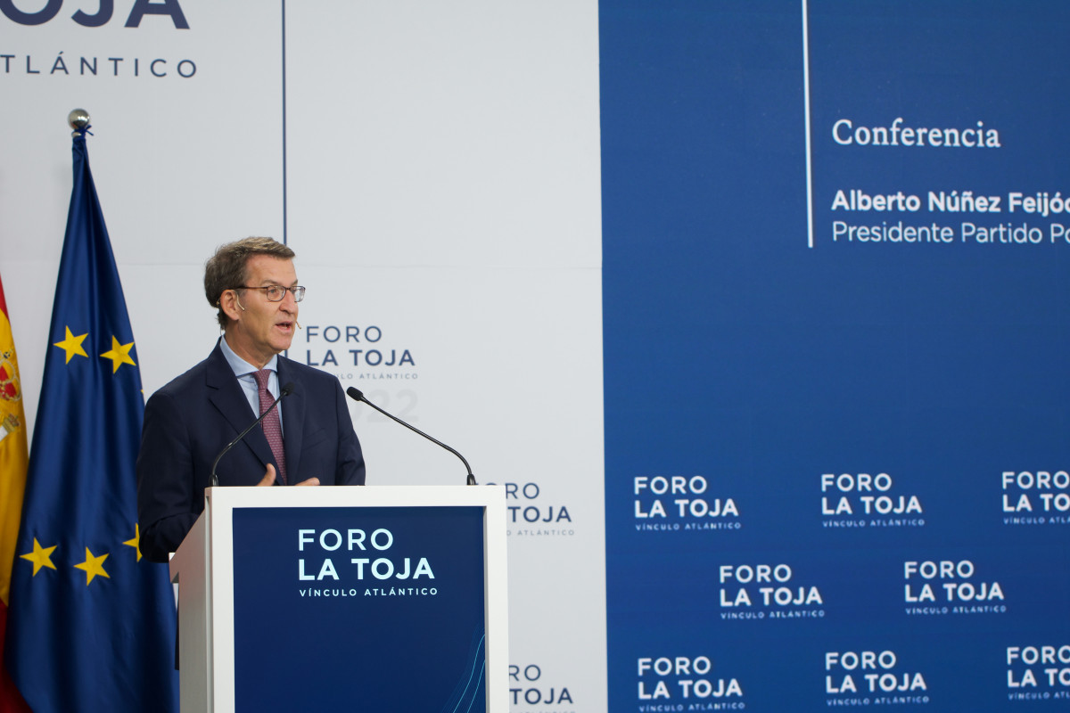 Archivo - El presidente del Partido Popular (PP), Alberto núñez Feijóo, participa en una conferencia durante el foro, a 30 de septiembre de 2022, en la Isla de La Toja, O Grove, Pontevedra, Galicia