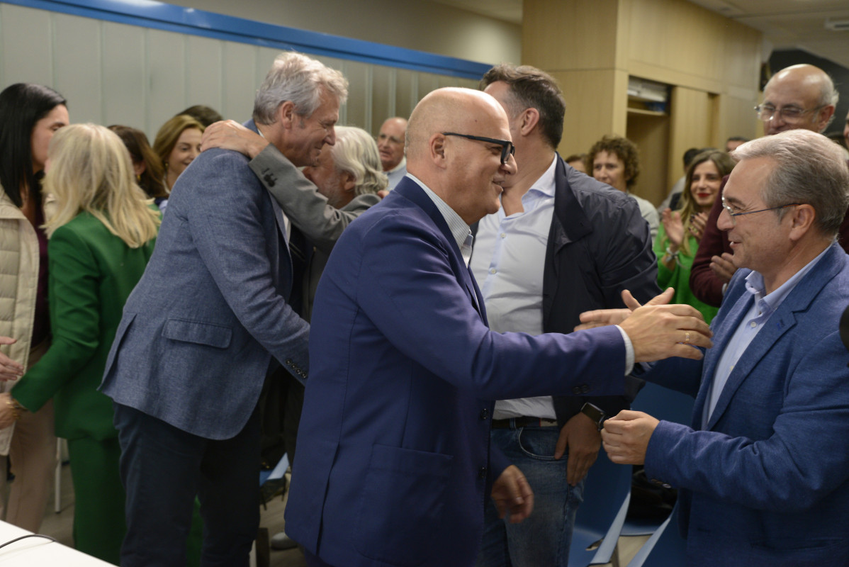 El presidente de la Xunta de Galicia, Alfonso Rueda (i) y el presidente del PP de Ourense, Manuel Baltar (d) saludan a los asistentes durante una junta directiva en la que renuncia a liderar el partid