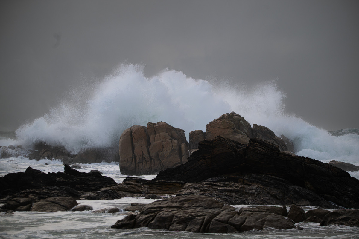 El mar con olas por el temporal, a 5 de noviembre de 2023, en O Grove, Pontevedra, Galicia (España). La borrasca Domingos ha dejado en toda Galicia un total de 1.166 incidencias. En Pontevedra, fuero