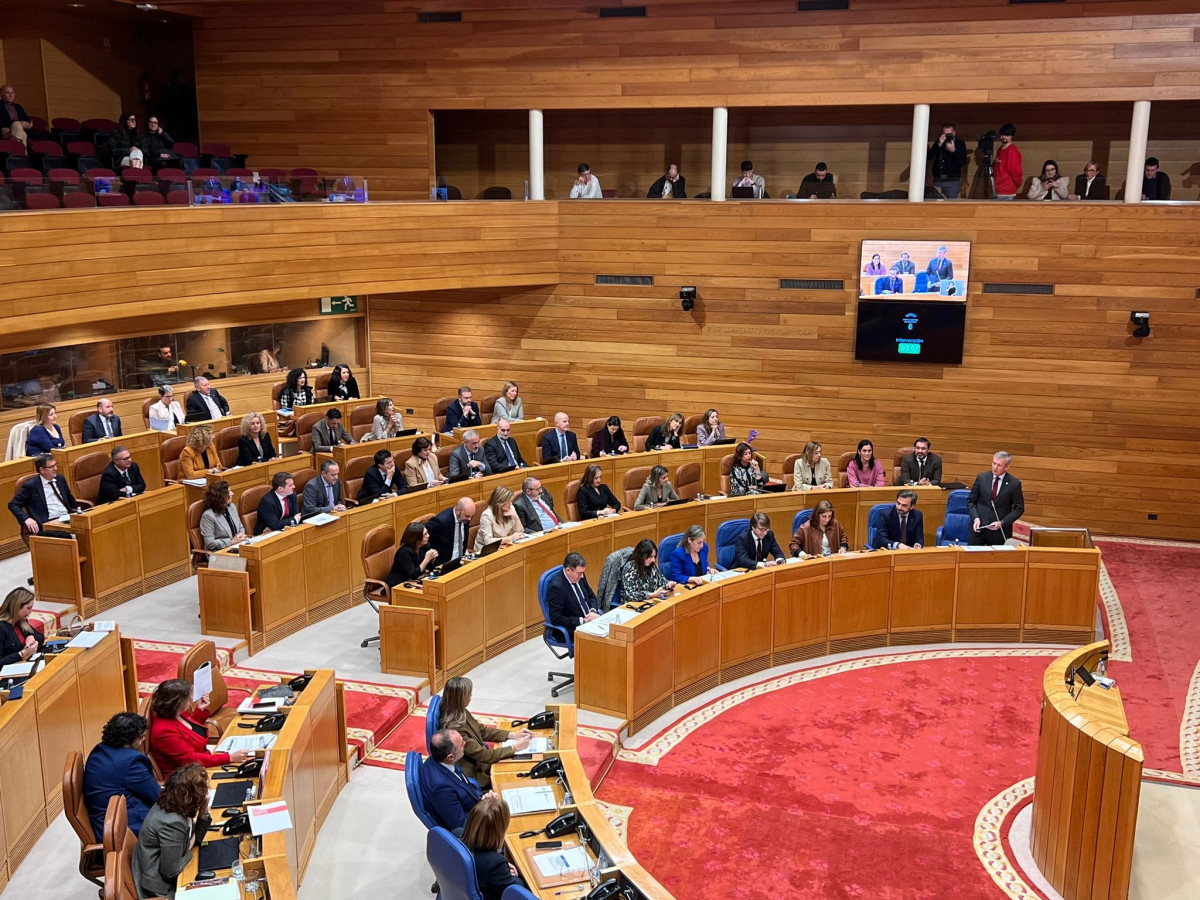 Sesión de control en el Parlamento de Galicia, con el trasfondo de los "ataques" a las sedes del PSOE