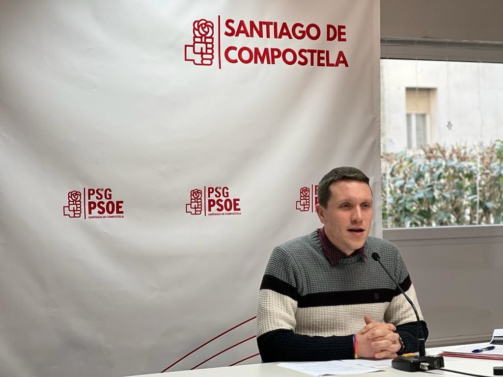 El secretario xeral del PSOE de Santiago, Aitor Bouza, en rueda de prensa