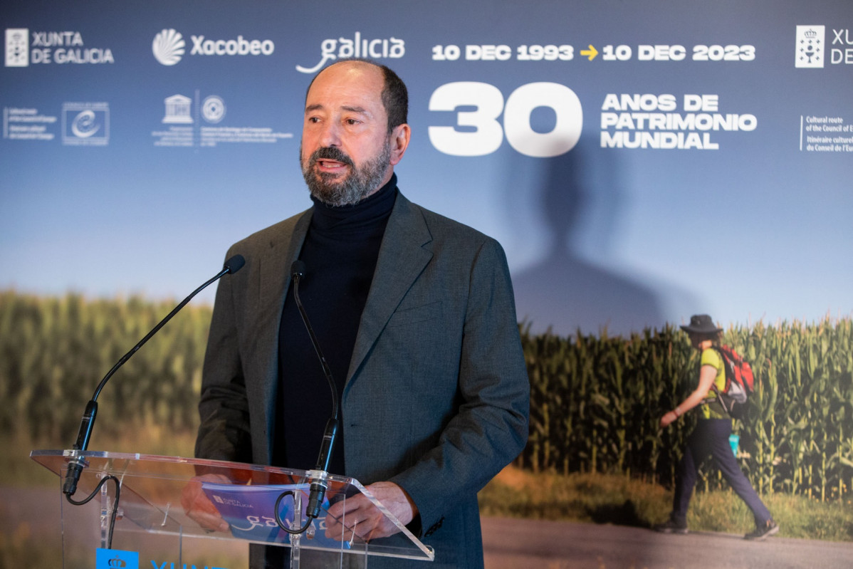 El director de Turismo de Galicia, Xosé Merelles, presenta en rueda de prensa la programación de la Semana del 30 aniversario del Camino Francés como Patrimonio de la Humanidad, organizada por la X