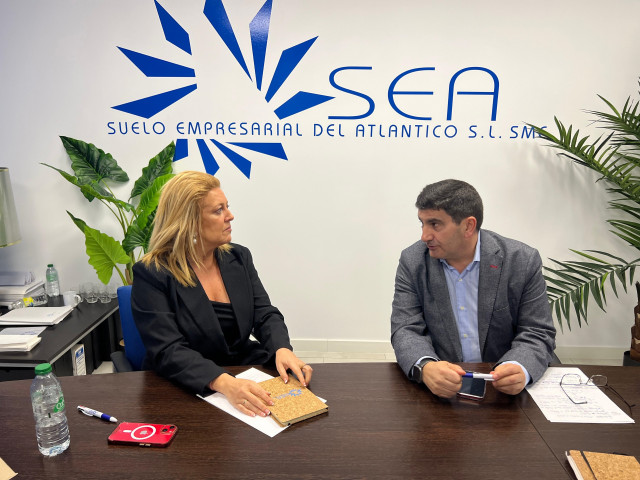 El delegado del Gobierno en Galicia, Pedro Blanco, visita las instalaciones de SEA en Santiago.