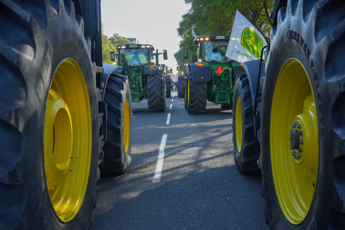 Imagen de los tractores de agricultores onubenses en la manifestación de este jueves en Sevilla.