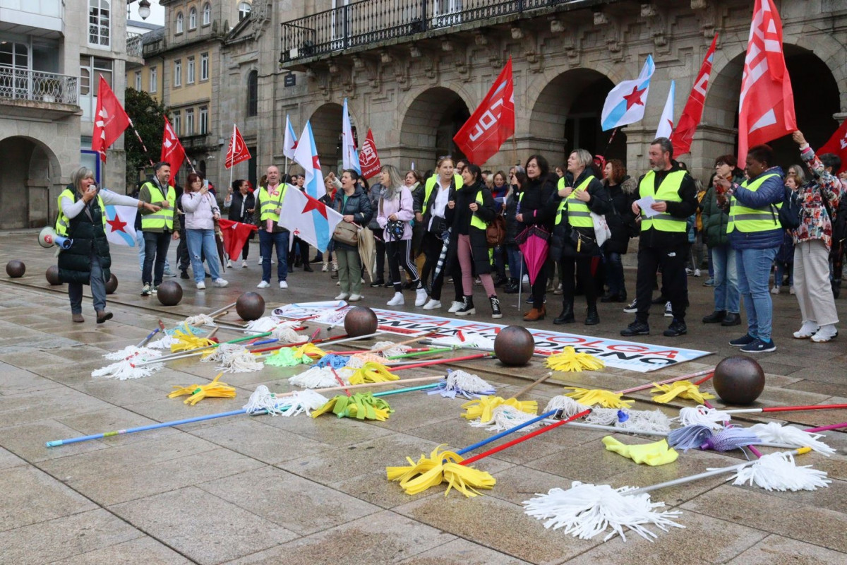 Archivo - Concentración de fregonas 'caídas' en la huelga de limpieza en Lugo para urgir a la patronal un convenio "digno"