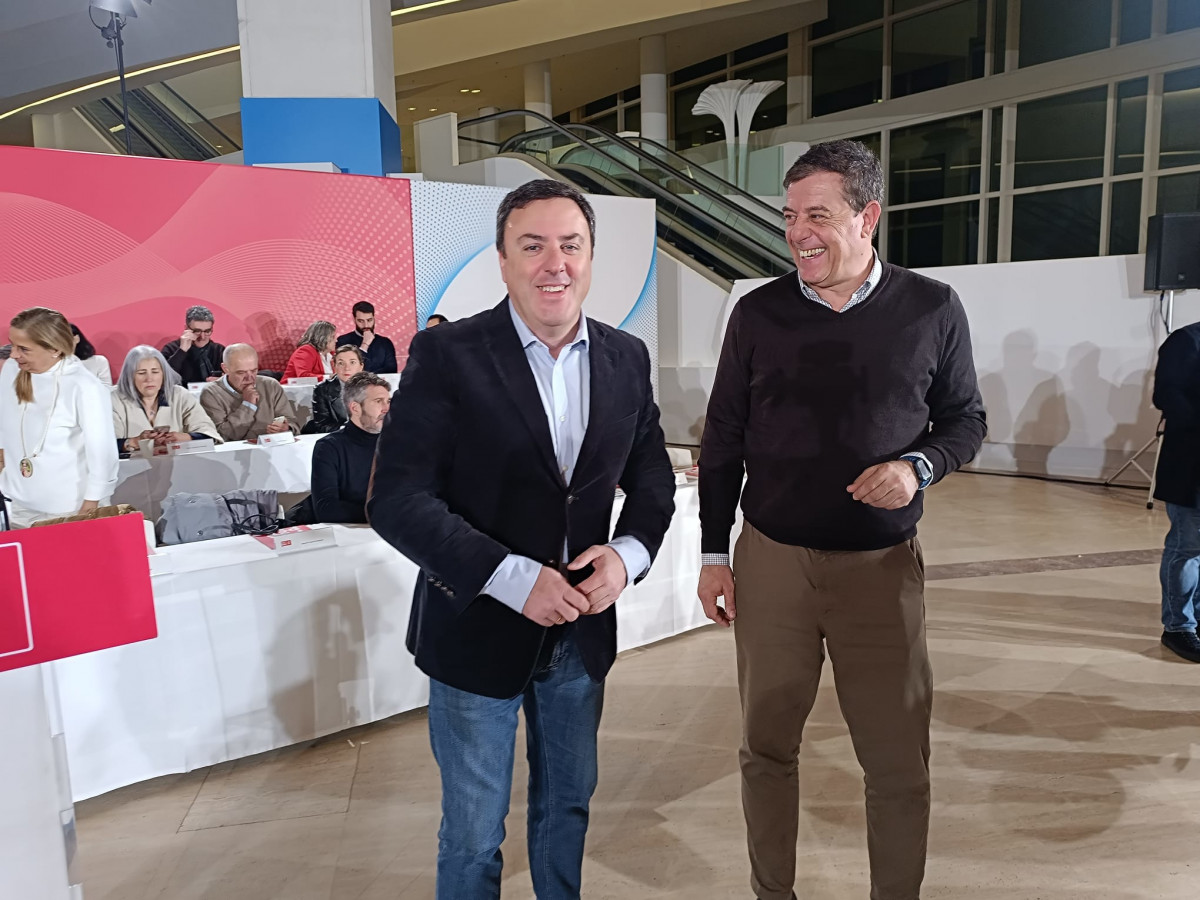 El secretario xeral del PSdeG, Valentin Gónzalez Formoso, y el candidato del PSdeG a la Xunta, José Ramón Gómez Besteiro, en el comité nacional