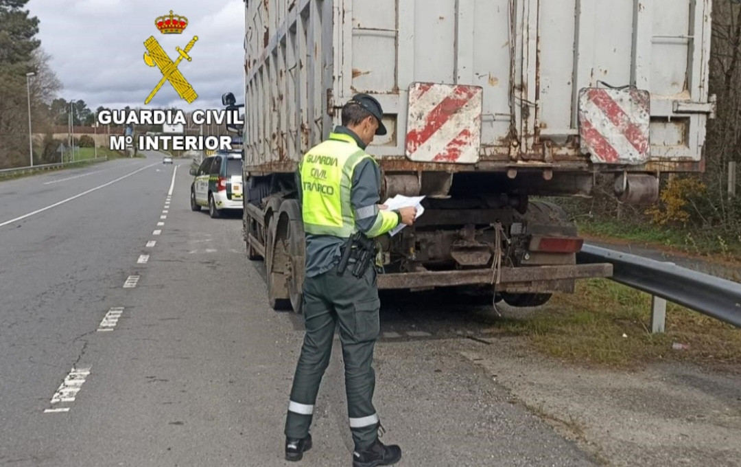Interceptan un camión en Silleda (Pontevedra) con "graves deficiencias" para la circulación