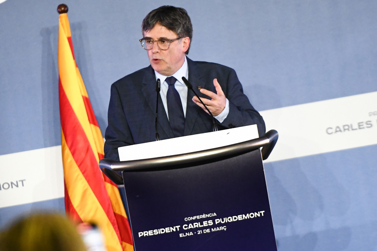 L'ex-president de la Generalitat i eurodiputat de Junts, Carles Puigdemont, durant una conferència, en Mairie d'Elne (Ajuntament d'Elna), a 21 de març de 2024, en Elna (França).