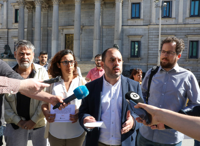 Archivo - El presidente A Mesa pola Normalización Lingüística, Marcos Maceira, habla con los medios durante una concentración en Madrid por la igualdad de las lenguas, en la Plaza de las Cortes, a 26 de mayo de 2022, en Madrid.