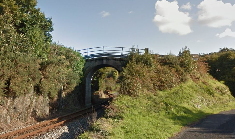 Puente sobre el FEVE en Mau00f1on en una imagen de Google Street View