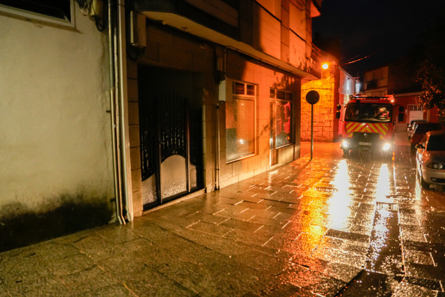 Los servicios de emergencias limpian la escena del crimen, en la localidad de Vilaxoán, a 26 de abril de 2024, Vilagarcía de Arousa, Pontevedra, Galicia (España) Los implicados, de entre 30 y 40 años y vecinos de A Illa de Arousa (Pontevedra), son dos cuñ