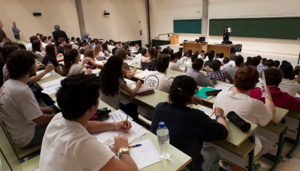 Selectivoexamenalumnospupitresclase 2