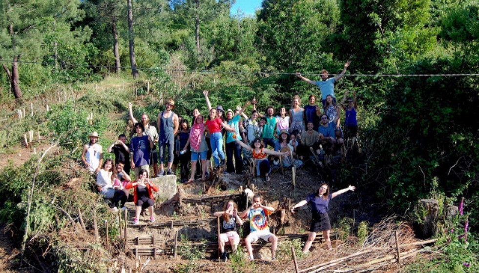 Voluntarioserasmusarrancandoacaciasvigocastrelos