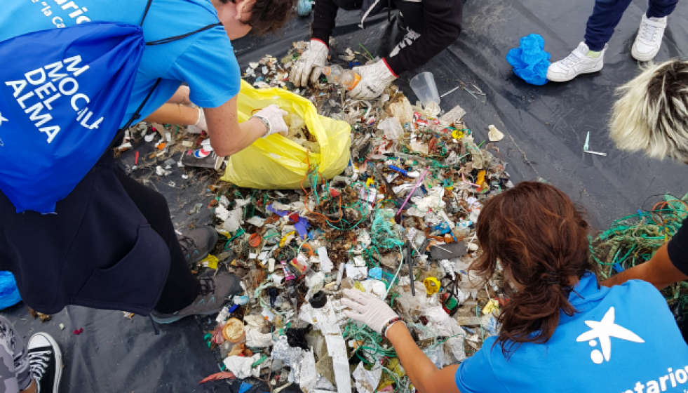 Voluntarioslacaixareciclarbasuraplayas
