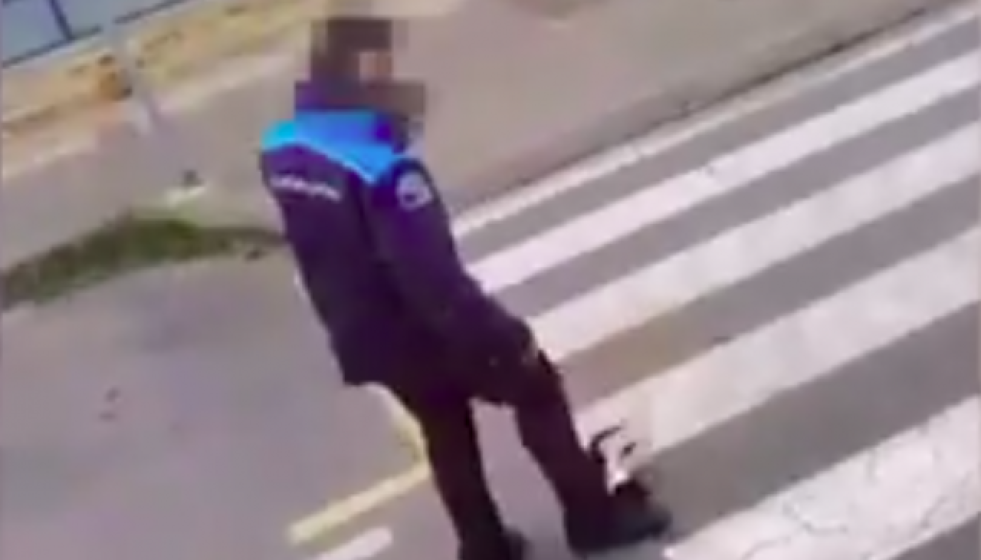 CaputradepantalladondeunpolicialocaldePontedeumepateaaungatoatropellado