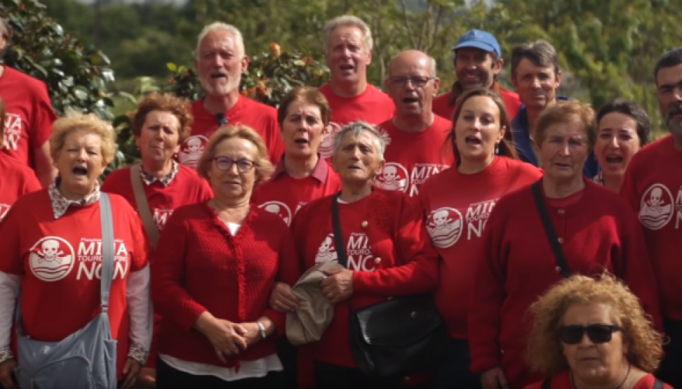 VecinosdeTouroenunaprotestaenunvdeodeLentesDiverxentes