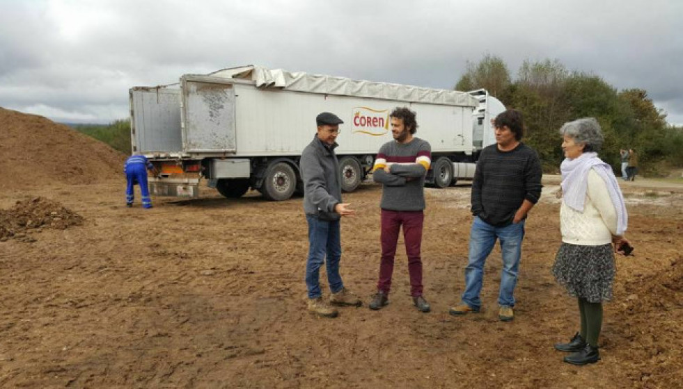 ElacusadosegundoporladerechaenunaimagentomadaduranteunavisitaaALimiadelaeurodiputadaLidiaSenra