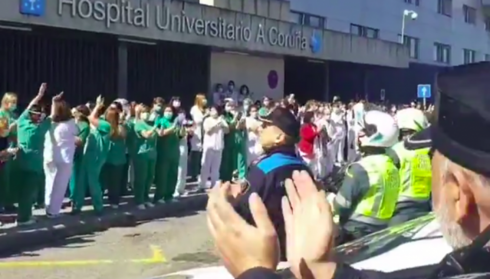PolicasysanitariosintercambianaplausosenplenacrisisdelcoronavirusfrenteHospitalUniversitarioACorua