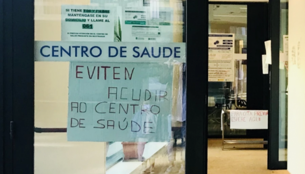 CartelenununCentrodeSadellamaanoacudirdurantelapandemiaenunafotodearchivo