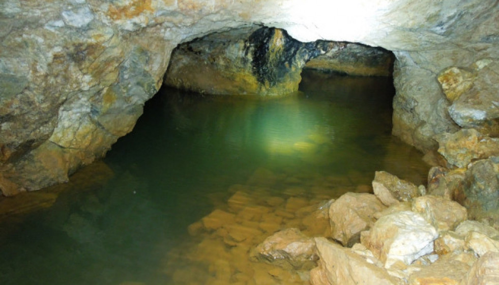 InteriordelaminadewolframioValgrandeABarxaOurenseenunaimagendemineralesdbpublicadabajoCreativeCommon