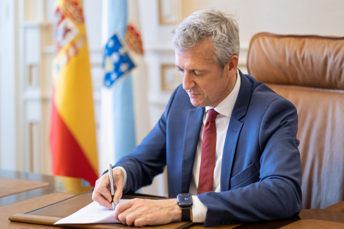 Rueda firma el decreto para designar a su Ejecutivo.