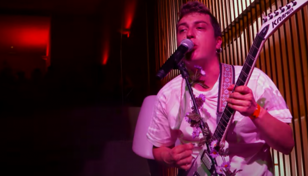 OrtigaendirectoenlaSalaCapitolen2022enunaimagendelvideoclipdeNanana