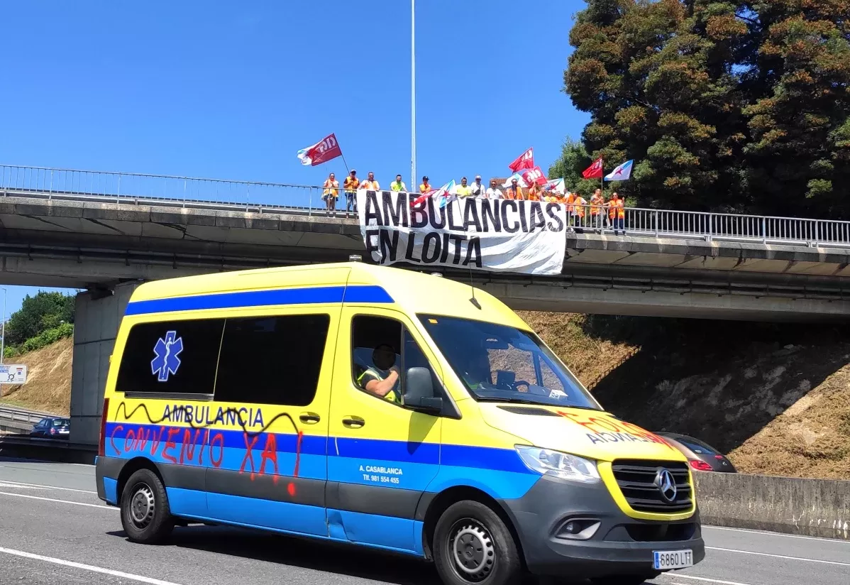 Una ambulancia de la concesionaria de Santiago con pintadas durante el conflicto para lograr el convenio en 2023 en una foto de archivo