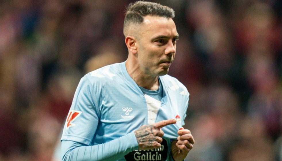 Iago Aspas se señala el escudo tras marcar el penalti en el Wanda Metropolitano